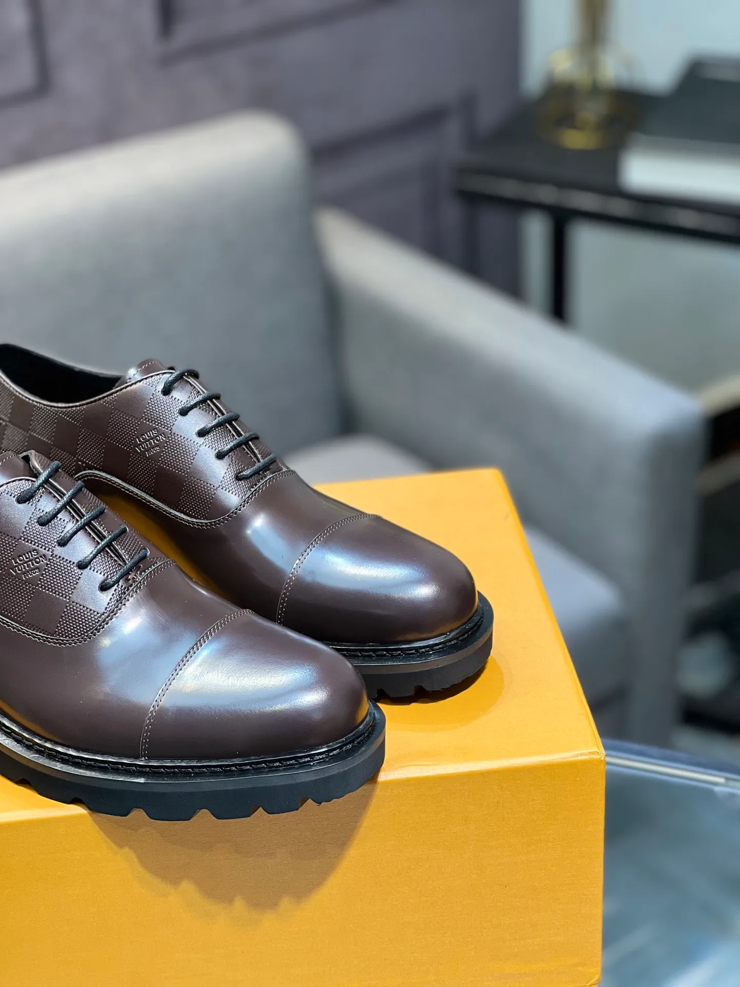 Men's shoes 💰820 [LV] - High-end quality - Upper: 🔝 tumbled cowhide, Nappa cowhide, brand logo sewn on shoe body - Lining: cowhide, foot pads; water-dyed cowhide - Outsole: TPR·rubber foam; two-color molded outsole -Super high quality control·Fine workmanship: highlighted (high-end·luxury·grade) -Size: 39-44 (38 45 can be customized)